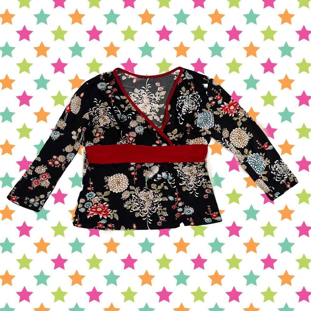 y2k Cute black 3/4 sleeve top with spider lily style flower print